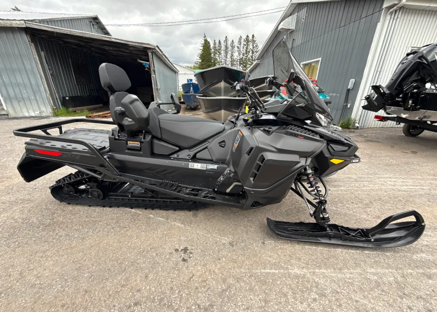 Снегоход Ski-Doo Expedition LE чёрный